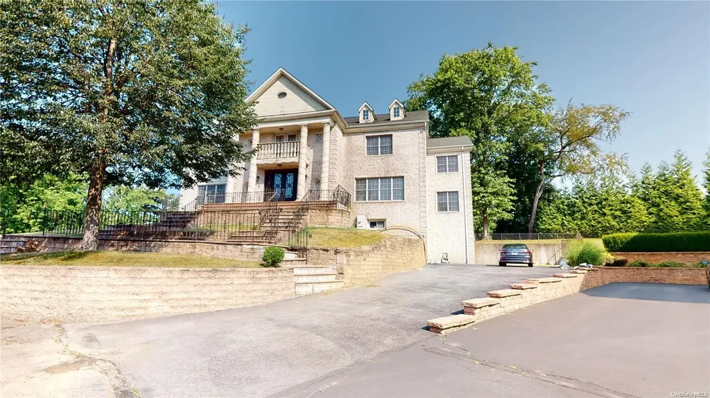 30 Roseanne Drive Roslyn NY 11576