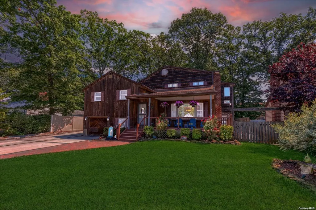 16 Murray Place Merrick NY 11566