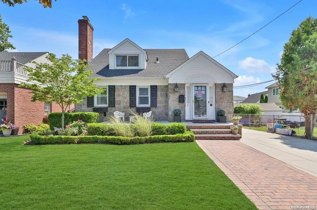 16 Stuart Street Lynbrook NY 11563