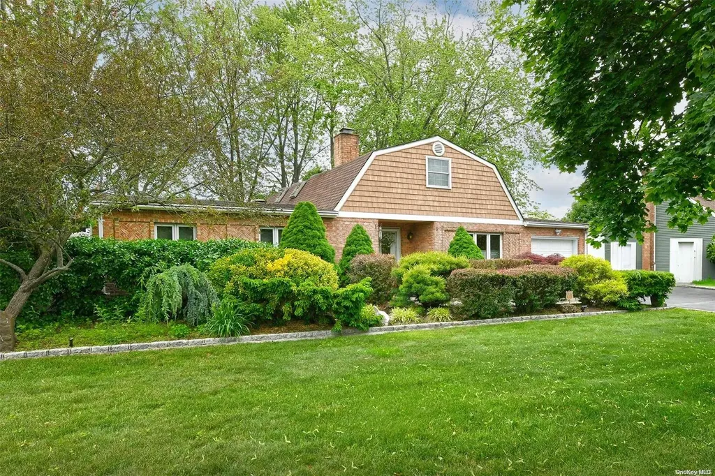 20 White Pine Way Medford NY 11763
