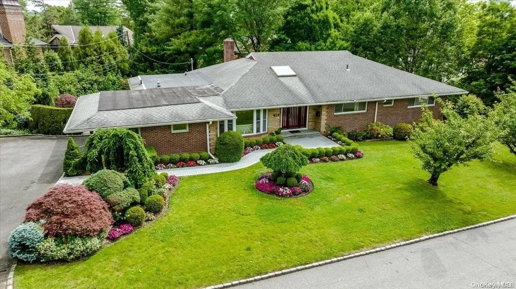 24 Ridge Drive W Great Neck NY 11021
