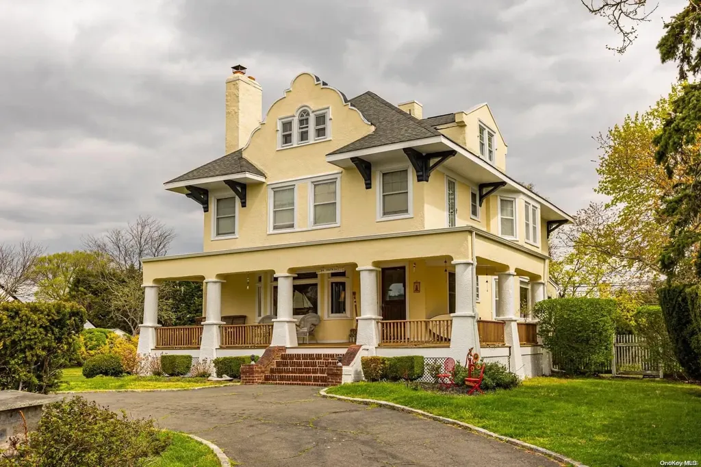 44 S Bay Avenue Brightwaters NY 11718