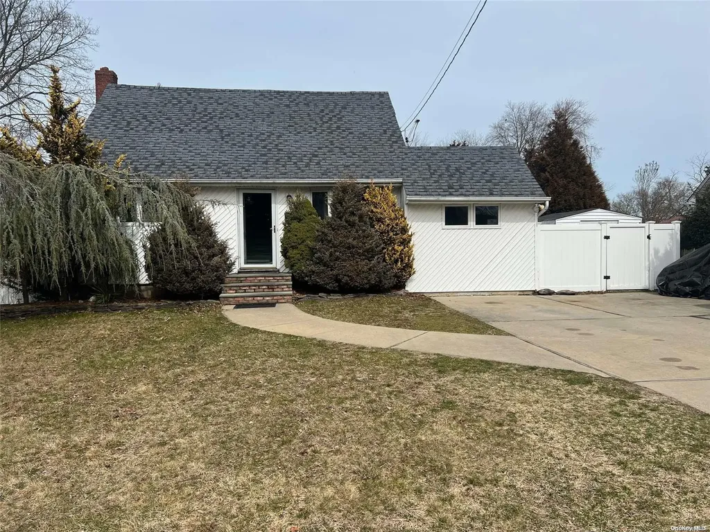 19 Toppy Lane Bay Shore NY 11706