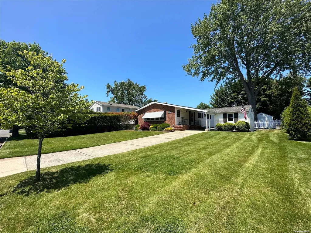15 E Hill Drive Smithtown NY 11787