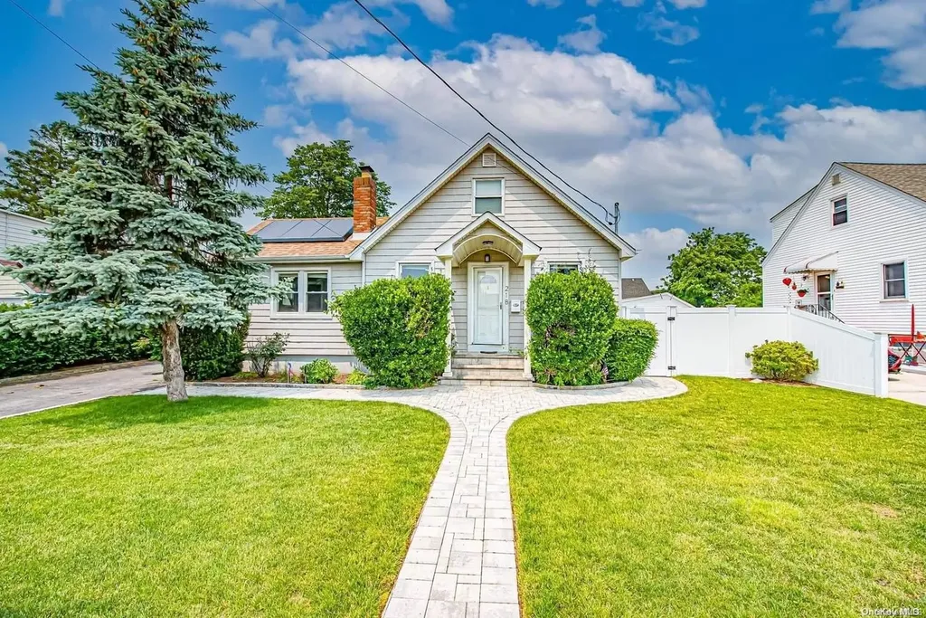 218 E Belle Terre Avenue Lindenhurst NY 11757
