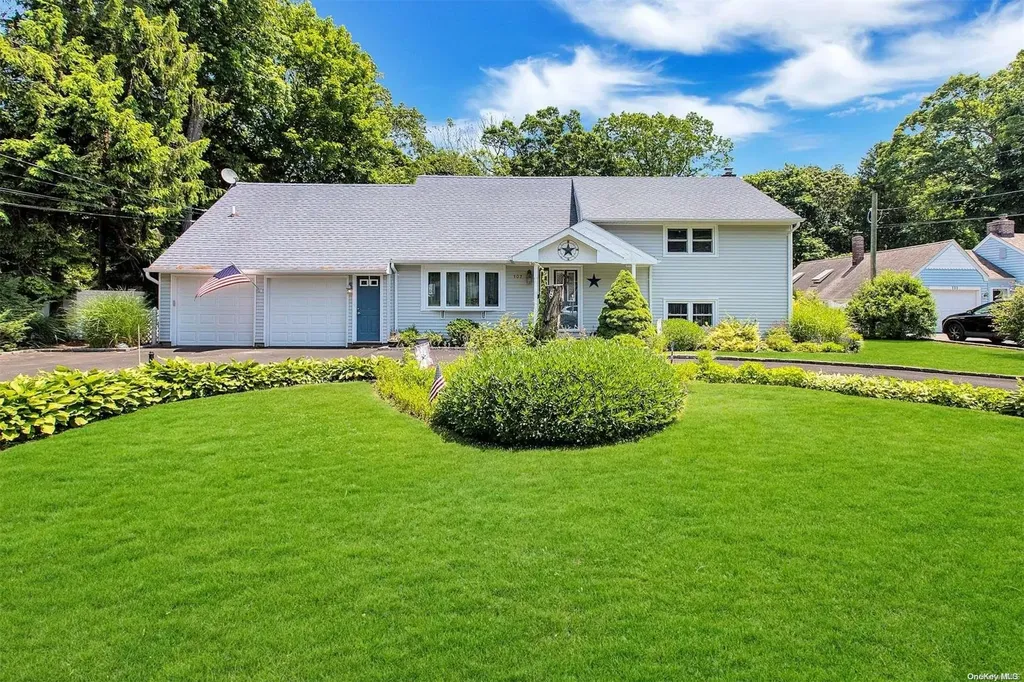 107 Vanderbilt Boulevard Oakdale NY 11769