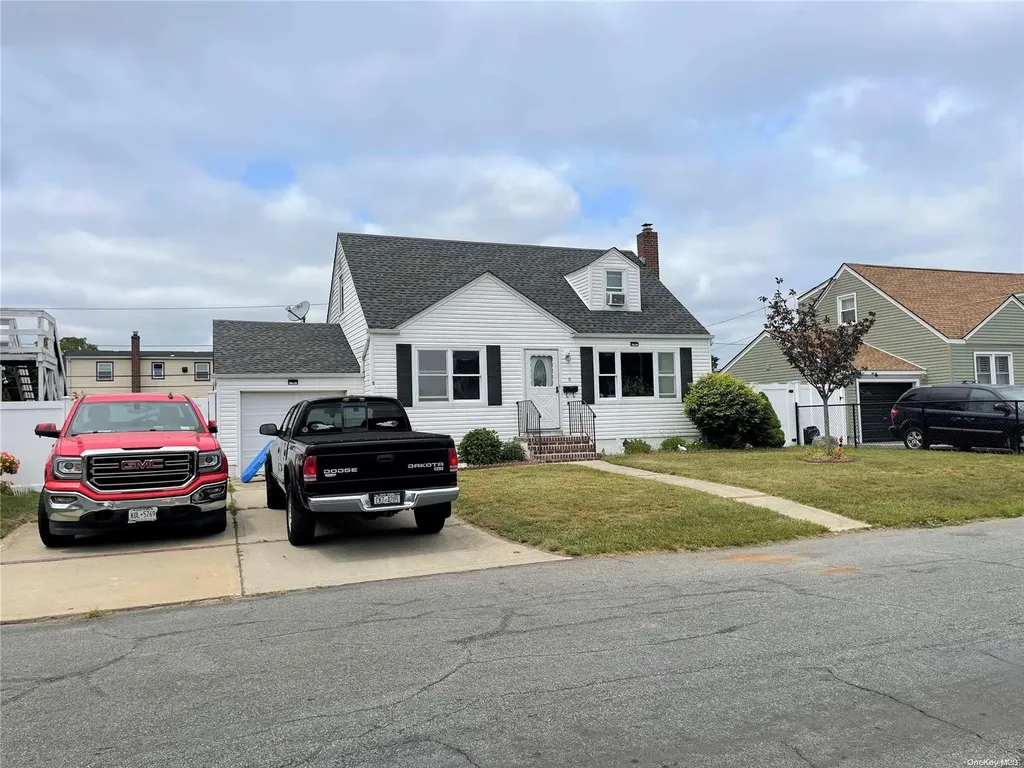 11 Maple Drive Lindenhurst NY 11757
