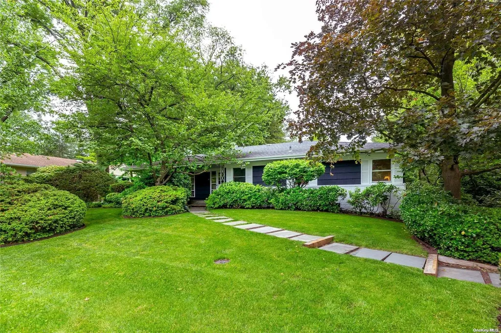 61 Old Field Lane Great Neck NY 11020