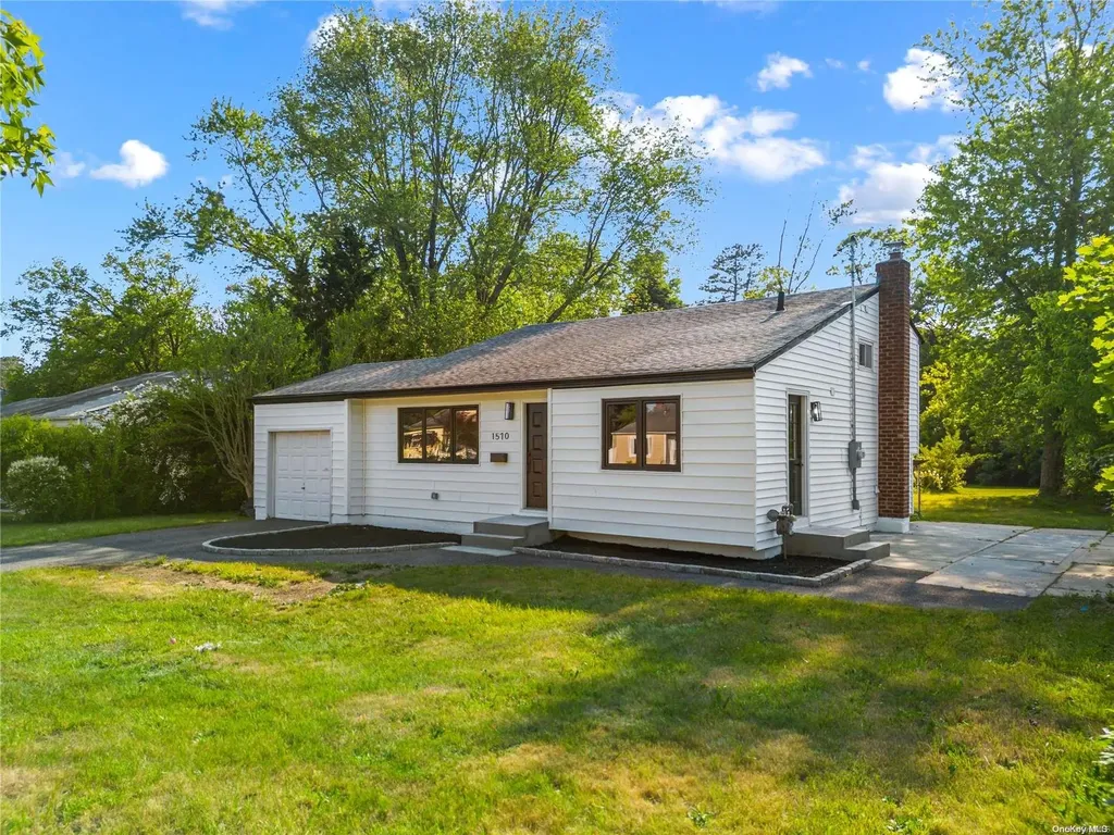 1570 N Gardiner Drive Bay Shore NY 11706