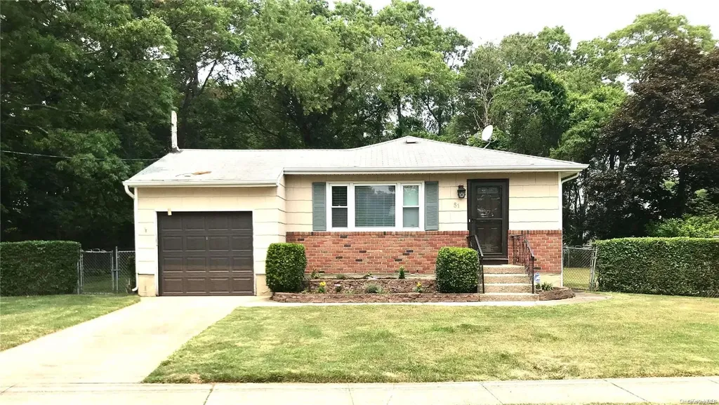 51 Oakwood Boulevard Bay Shore NY 11706