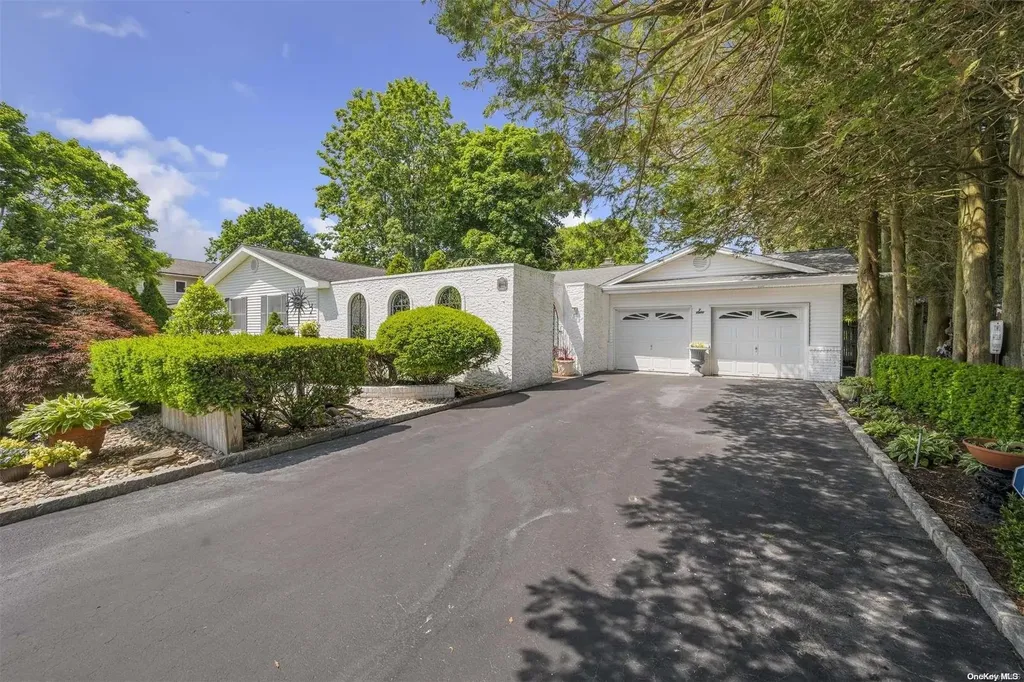 6 Cross Bow Lane Commack NY 11725
