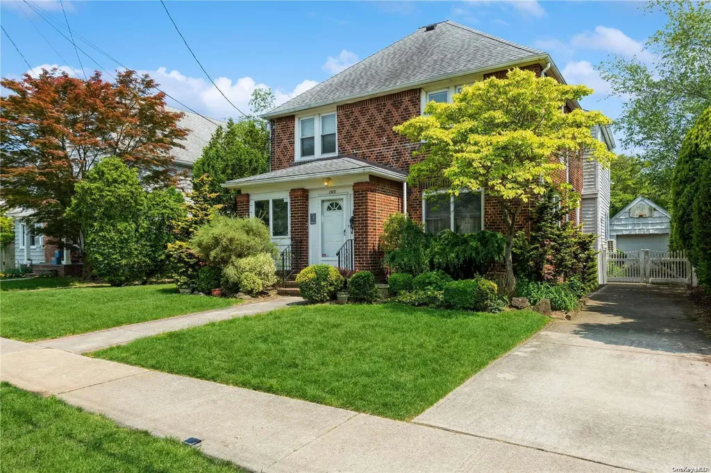 1573 Moffitt Avenue Hewlett NY 11557