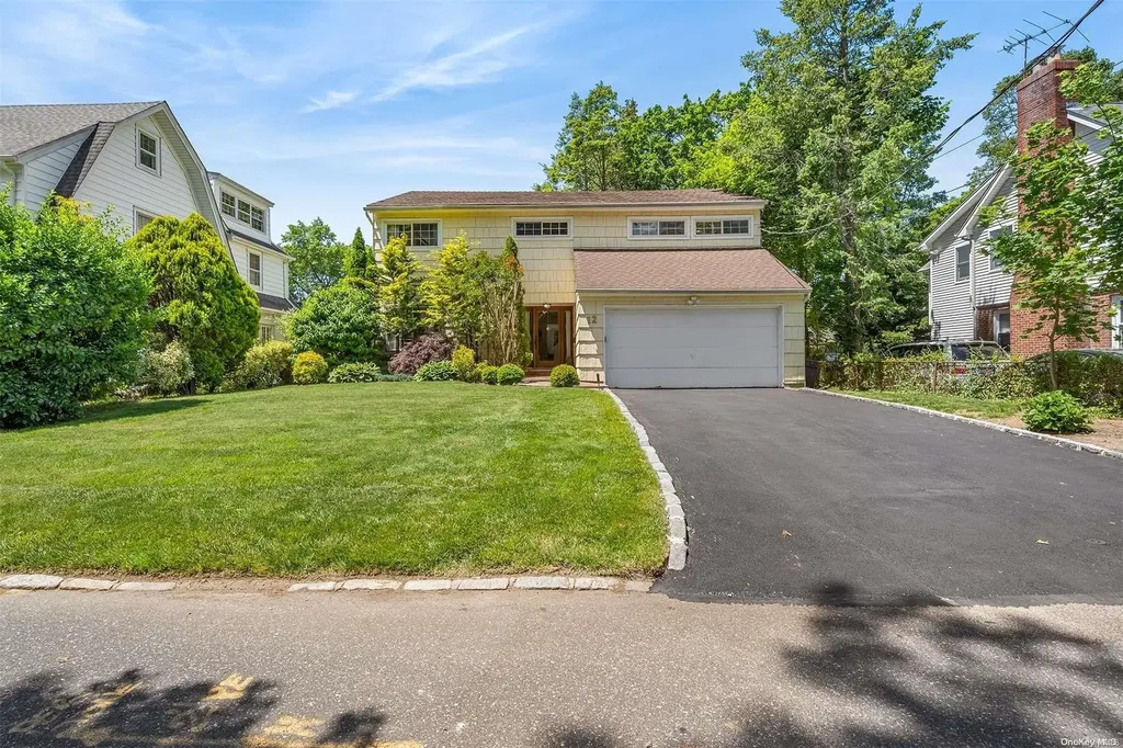 12 Bromley Lane Great Neck NY 11023