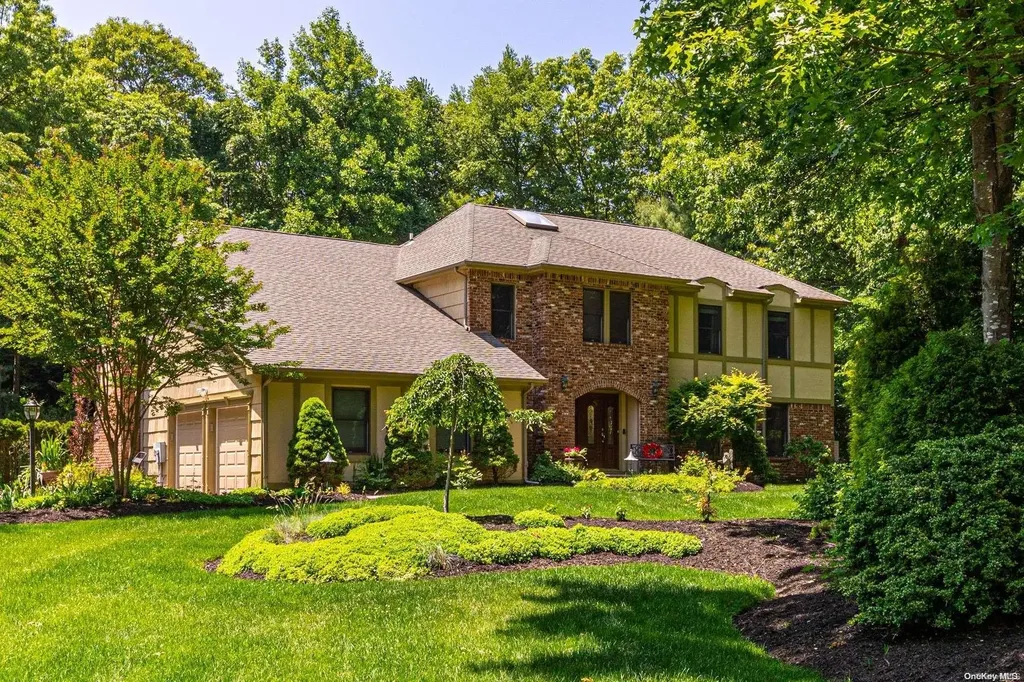 17 Wandering Way Smithtown NY 11787