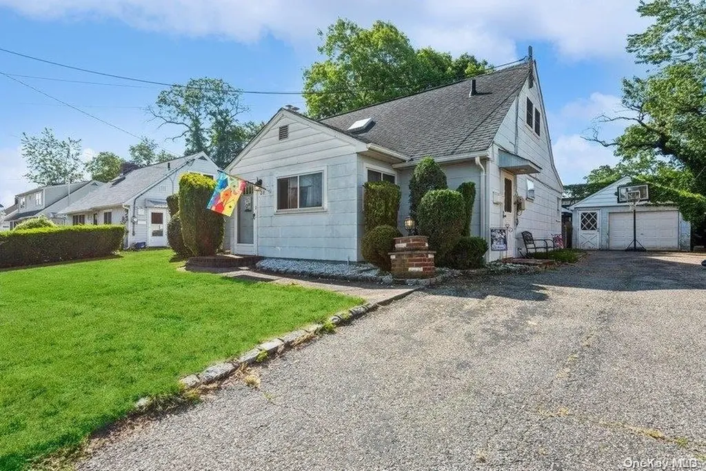 28 E Gate Copiague NY 11726