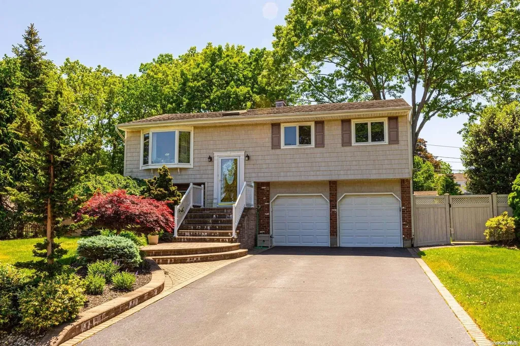 20 Ramondo Lane Smithtown NY 11787