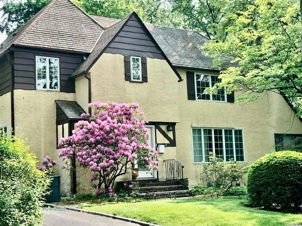 24 Shadow Lane Great Neck NY 11021