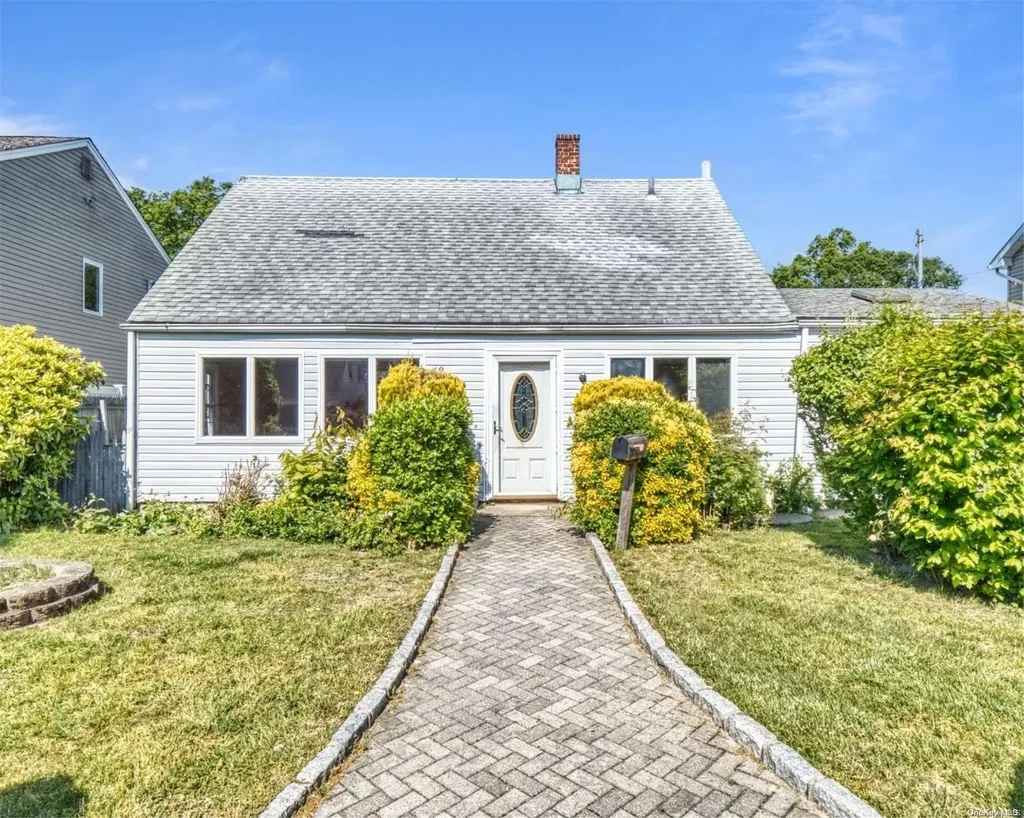 12 Mistletoe Lane Levittown NY 11756