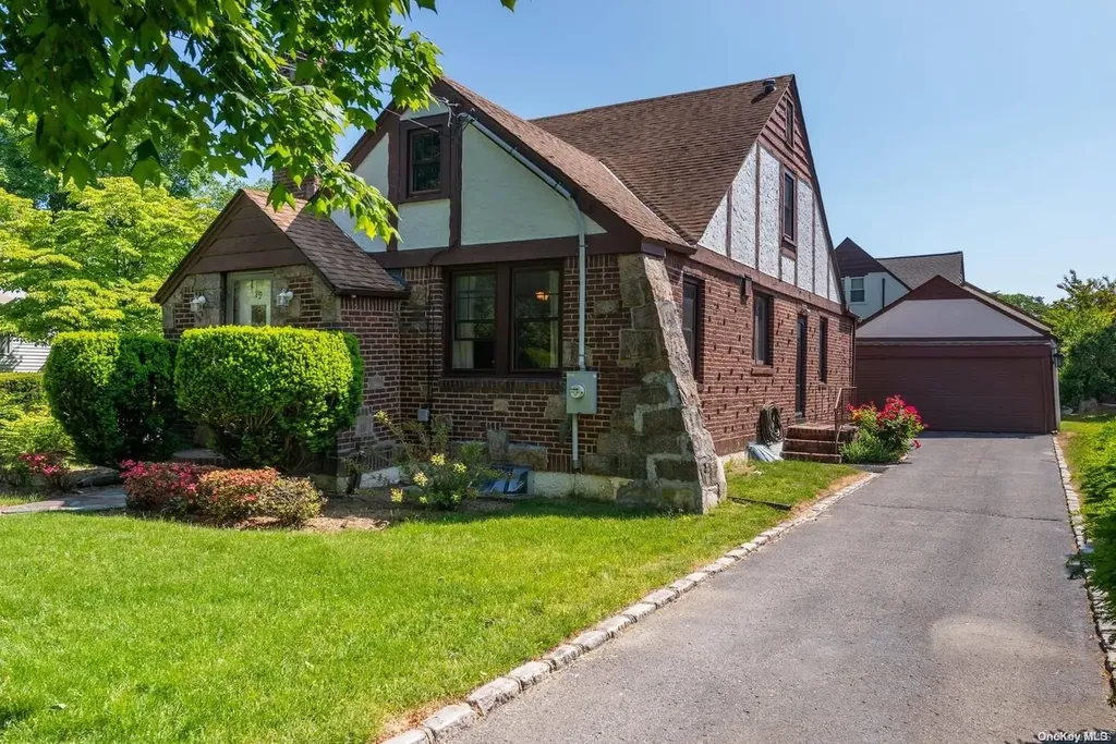 79 Berkshire Road Great Neck NY 11023