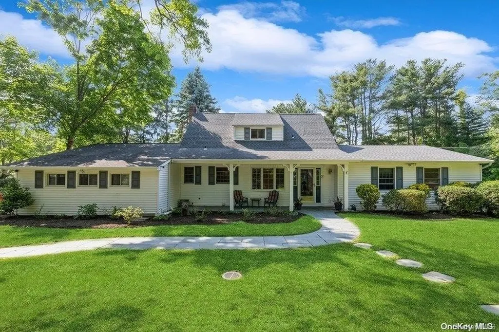 31 Ridgeway Avenue Setauket NY 11733