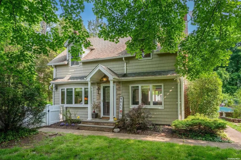 829 Meadow Road Smithtown NY 11787
