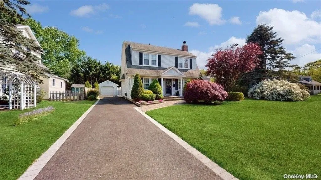 8 Nelson Court Blue Point NY 11715
