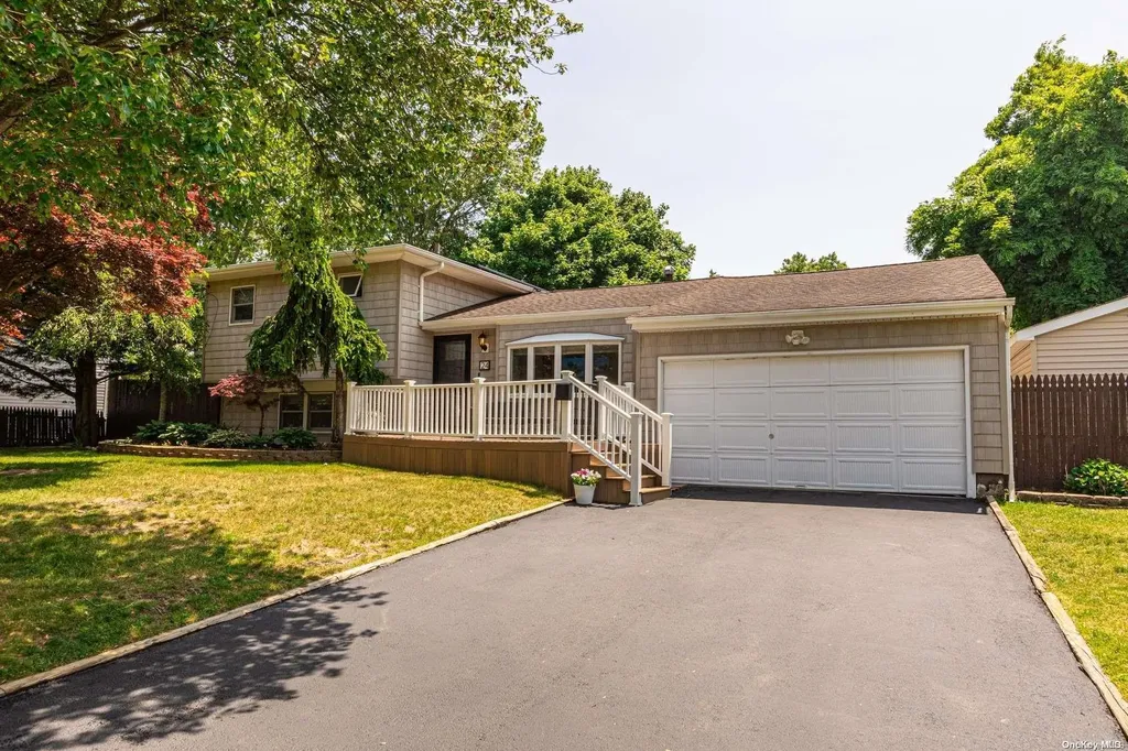 24 Weiss Place Deer Park NY 11729