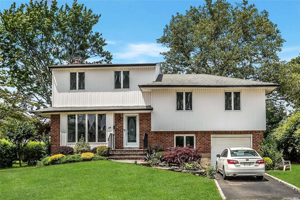 86 Plymouth Road Plainview NY 11803