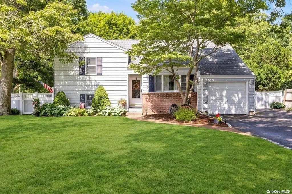138 Gladstone Avenue West Islip NY 11795
