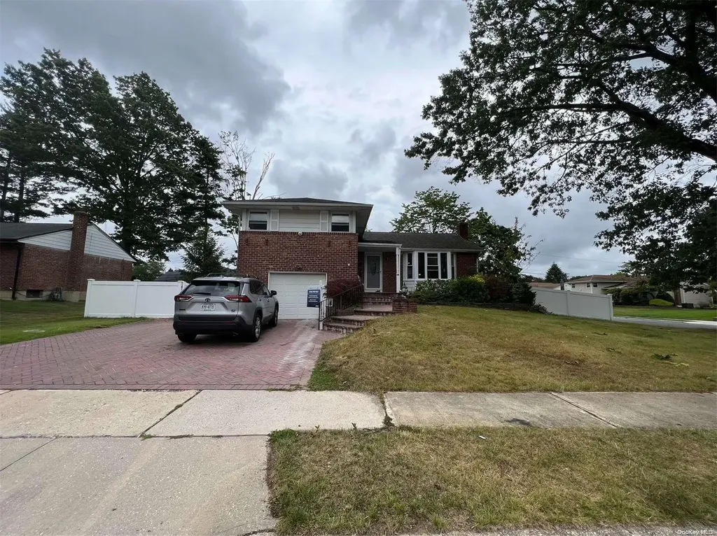 28 Glen Road Westbury NY 11590