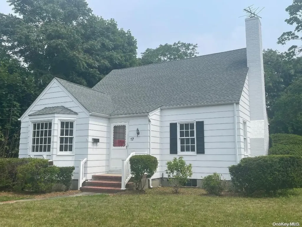 17 S Clinton Avenue Bay Shore NY 11706