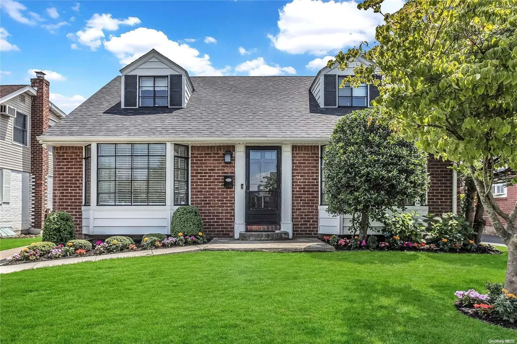 15 Greentree Road Mineola NY 11501