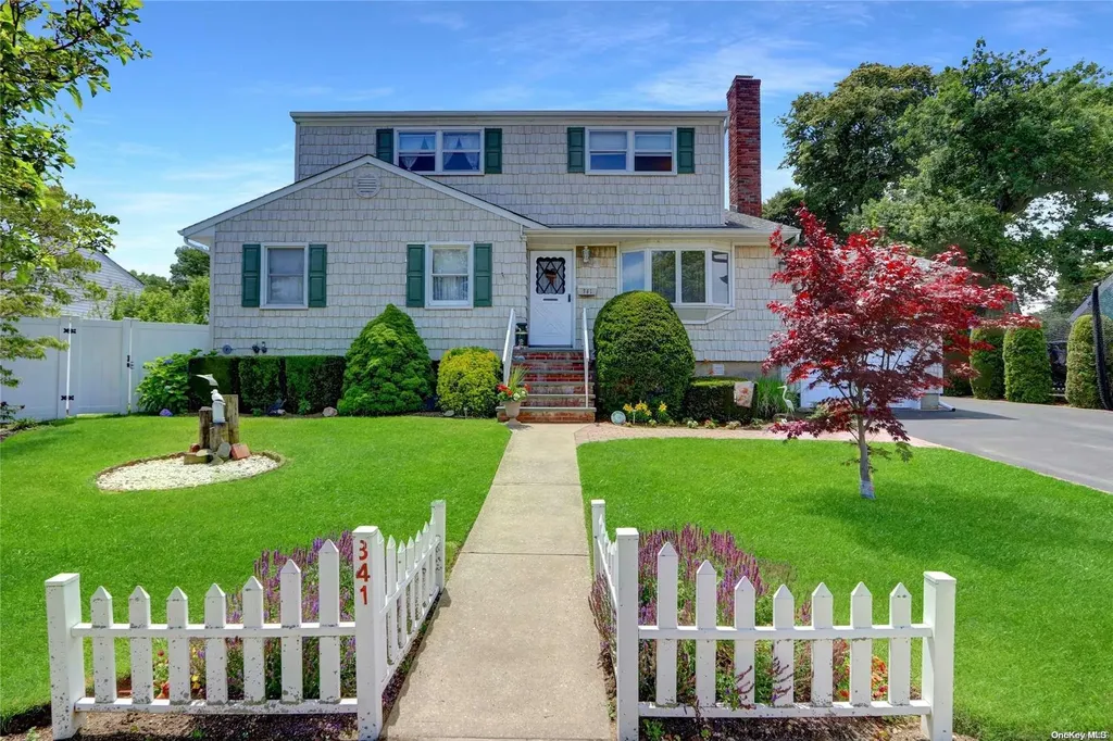 341 Venetian Boulevard Lindenhurst NY 11757