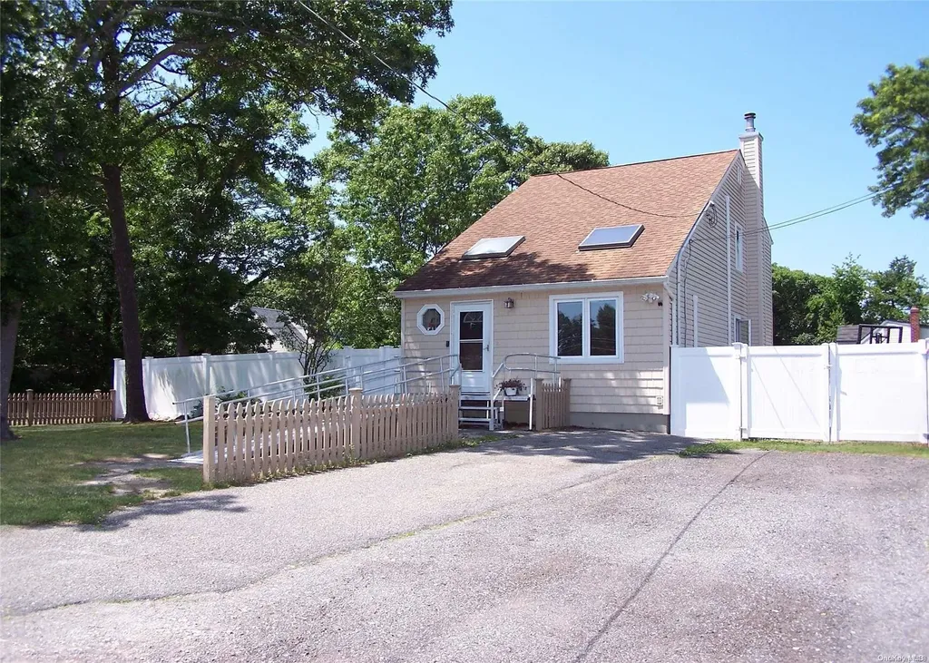 11 Pawnee Avenue Mastic NY 11950