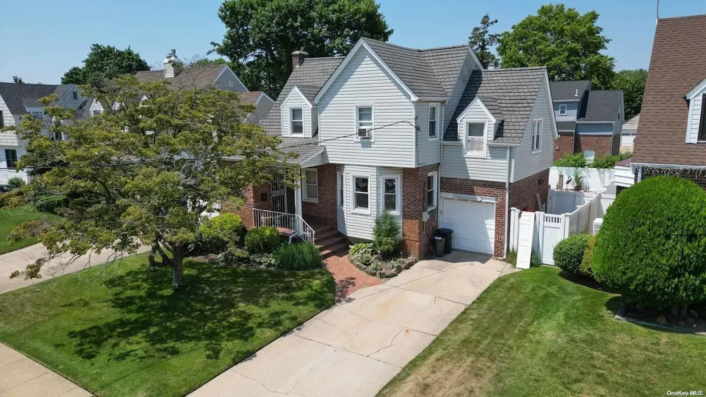 14 Buckingham Road Merrick NY 11566