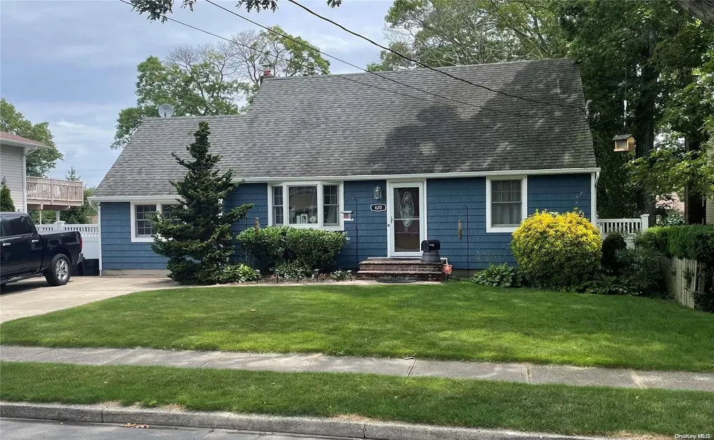 620 Centre Avenue Lindenhurst NY 11757