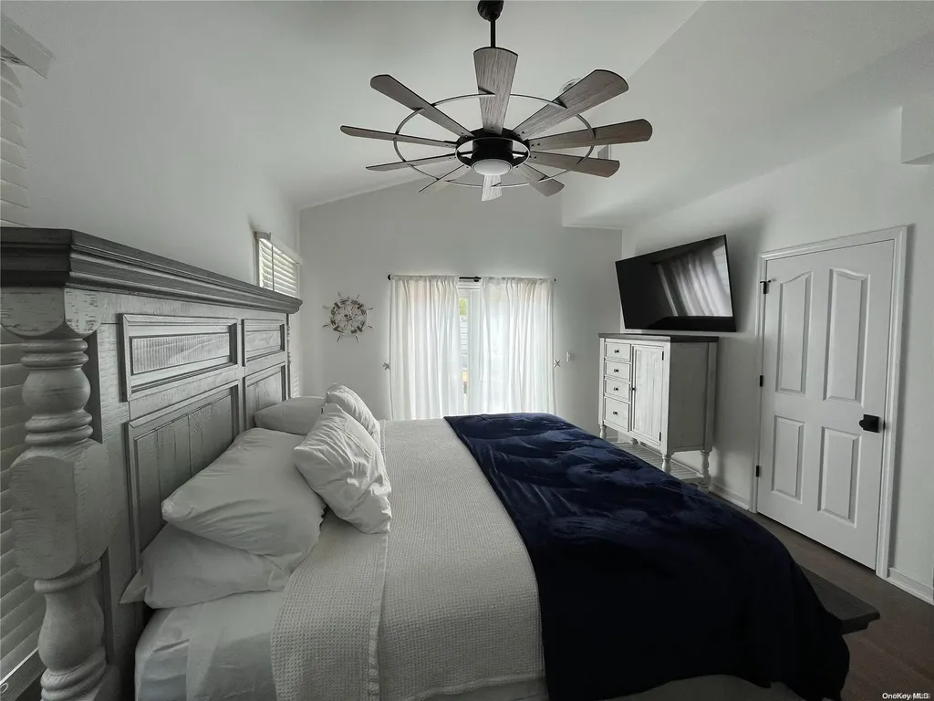 24 Bungalow Walk Ocean Beach NY 11770