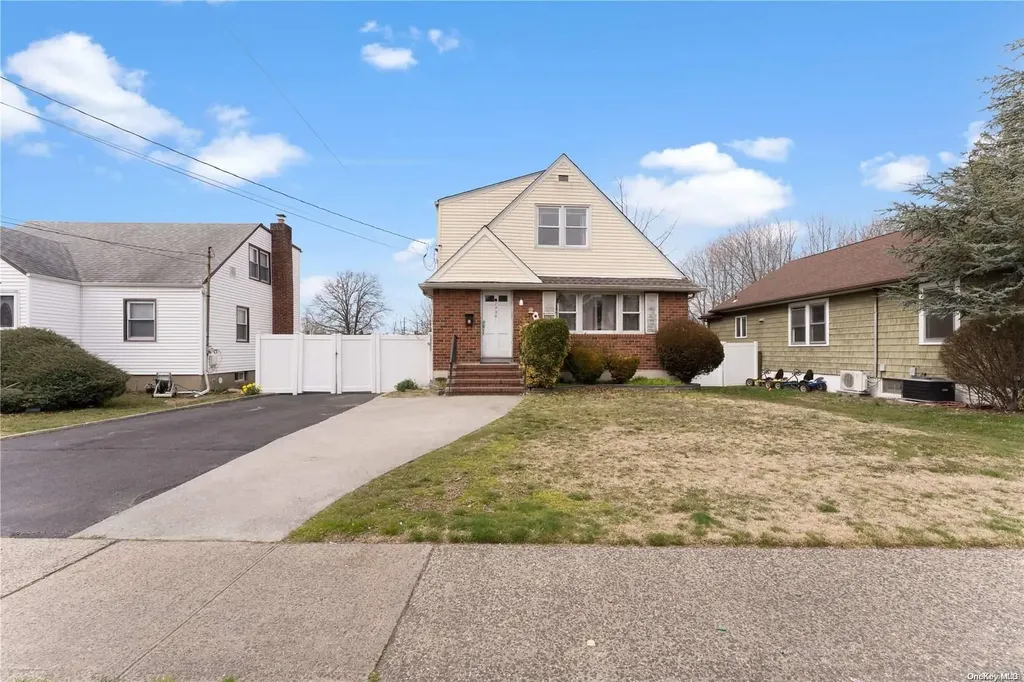 1756 Hancock Street Hewlett NY 11557