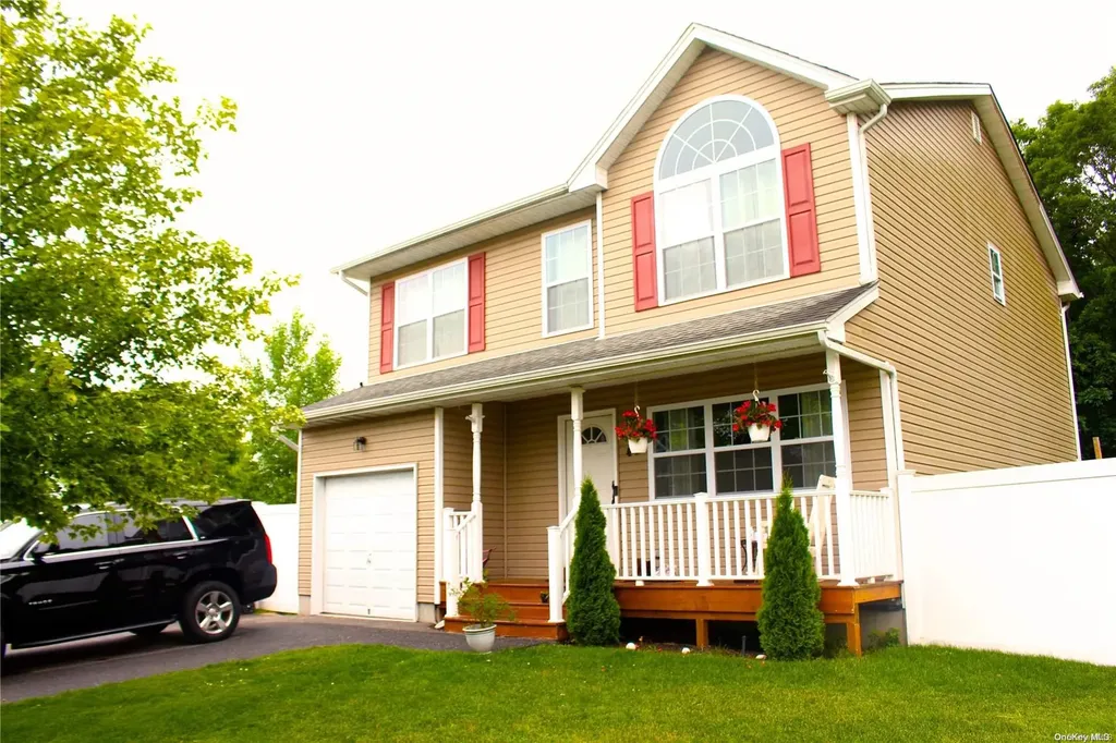 43 Chauncey Lane Coram NY 11727