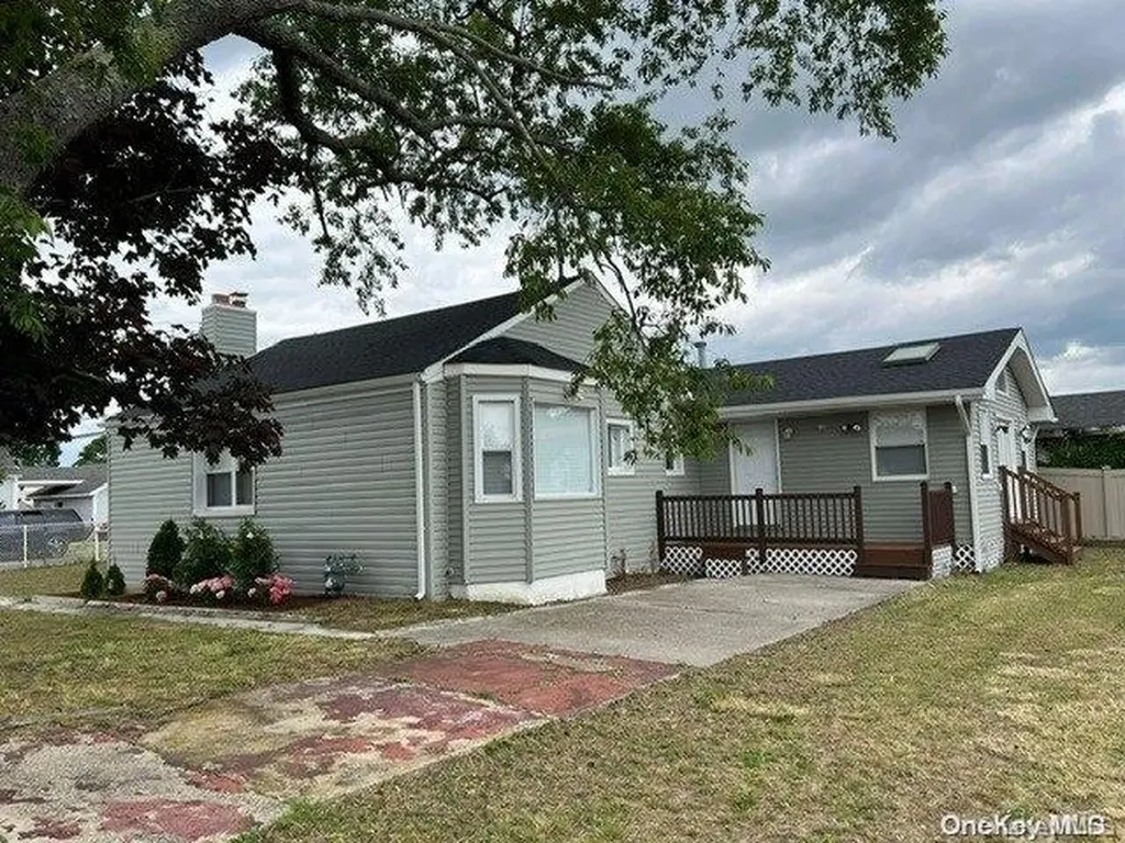 113 E Riviera Drive Lindenhurst NY 11757