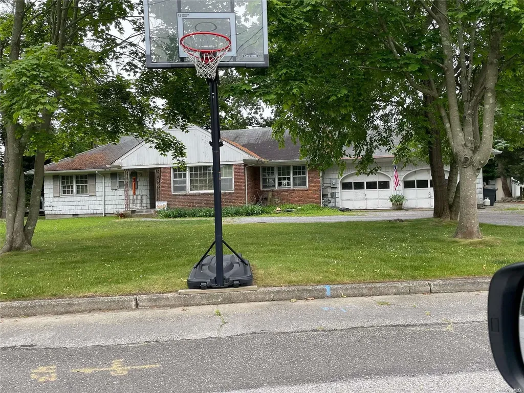 2 Gibb Lane Islip NY 11751