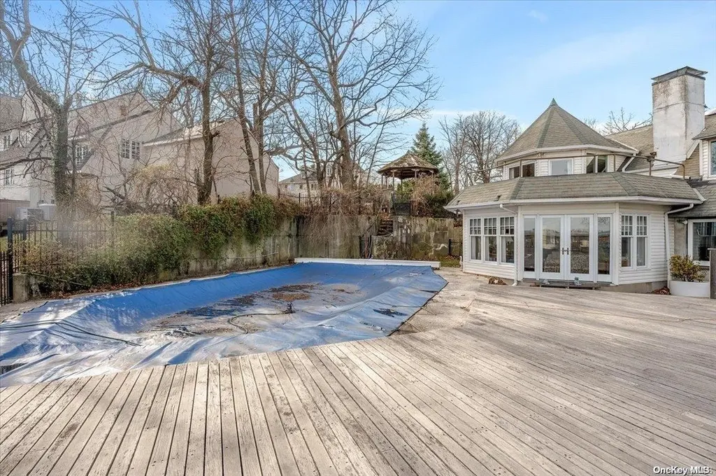 45 East Loop Road Staten Island NY 10304