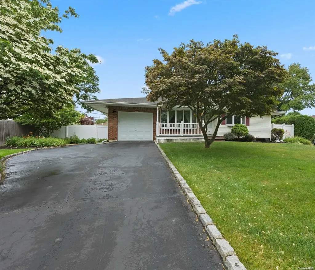 18 Plane Tree Lane Saint James NY 11780