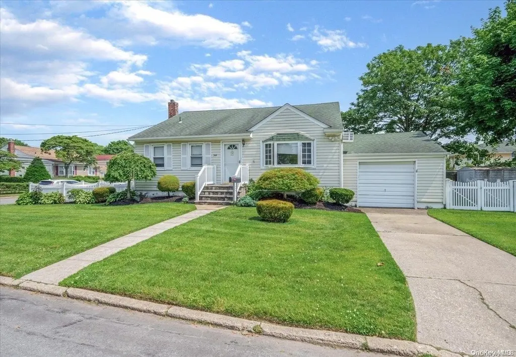344 Tremont Road Lindenhurst NY 11757