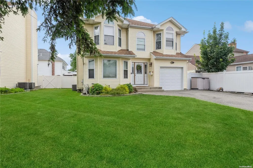 925 Catskill Avenue Lindenhurst NY 11757
