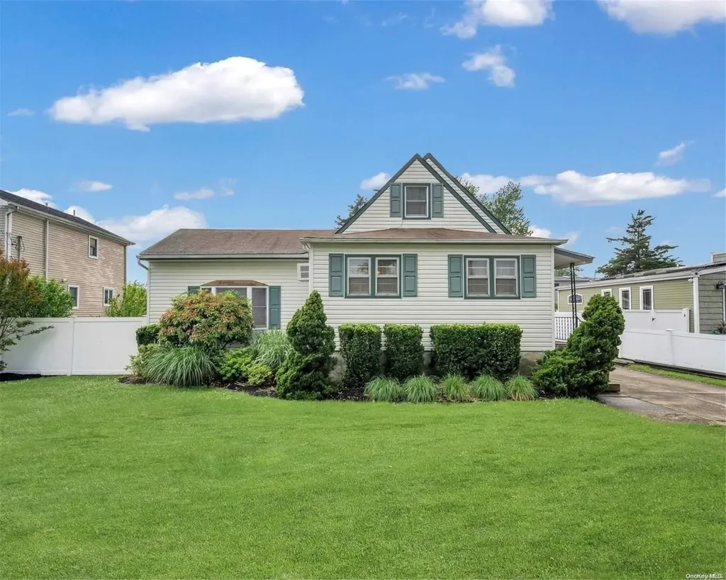 863 S Broadway Lindenhurst NY 11757