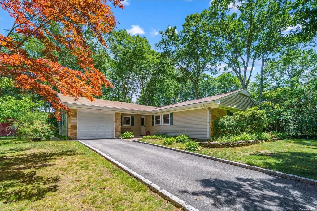 41 Sycamore Circle Stony Brook NY 11790