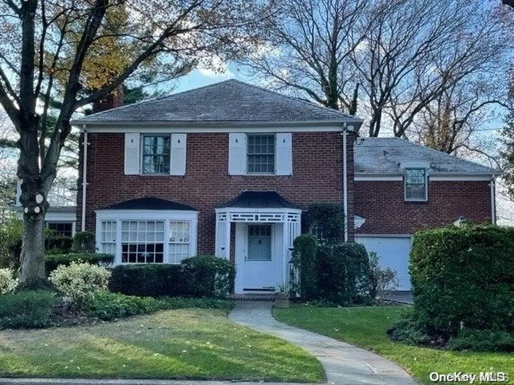 12 Surrey Lane Great Neck NY 11023