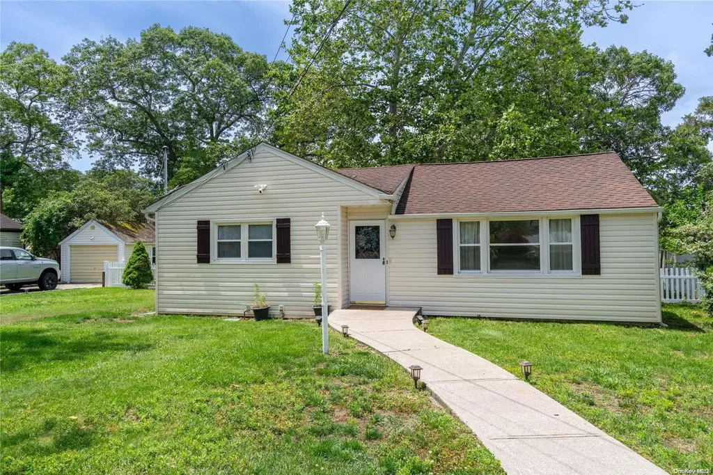 166 Adirondack Drive Selden NY 11784