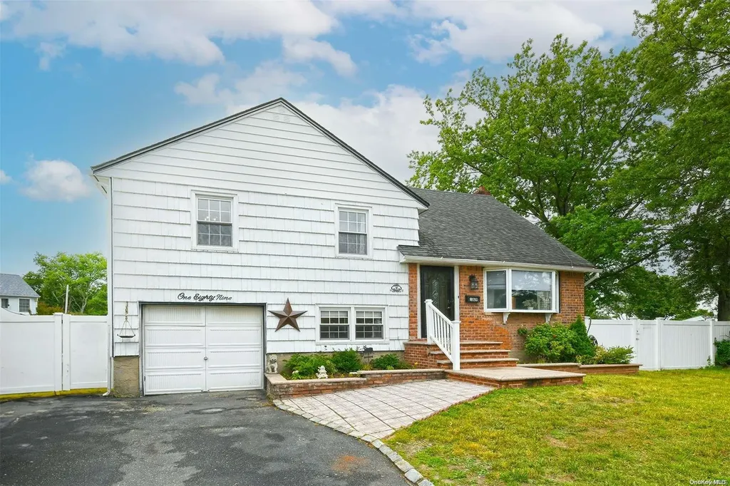 189 Elm Place Levittown NY 11756